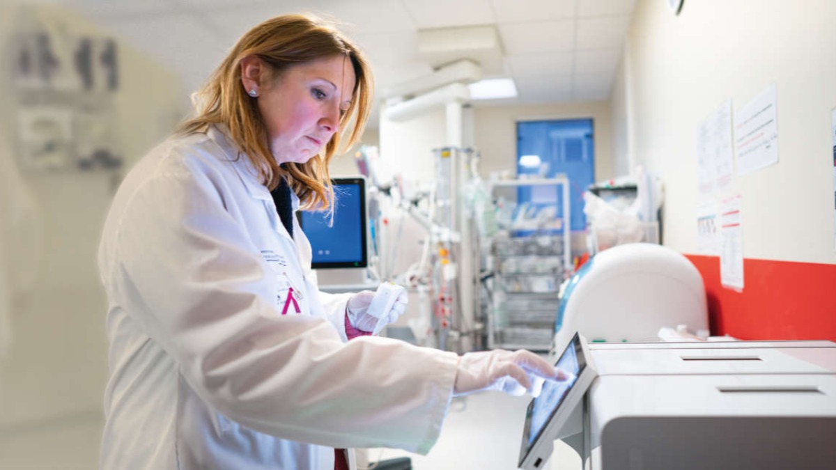 A female scientist working with QIAstat